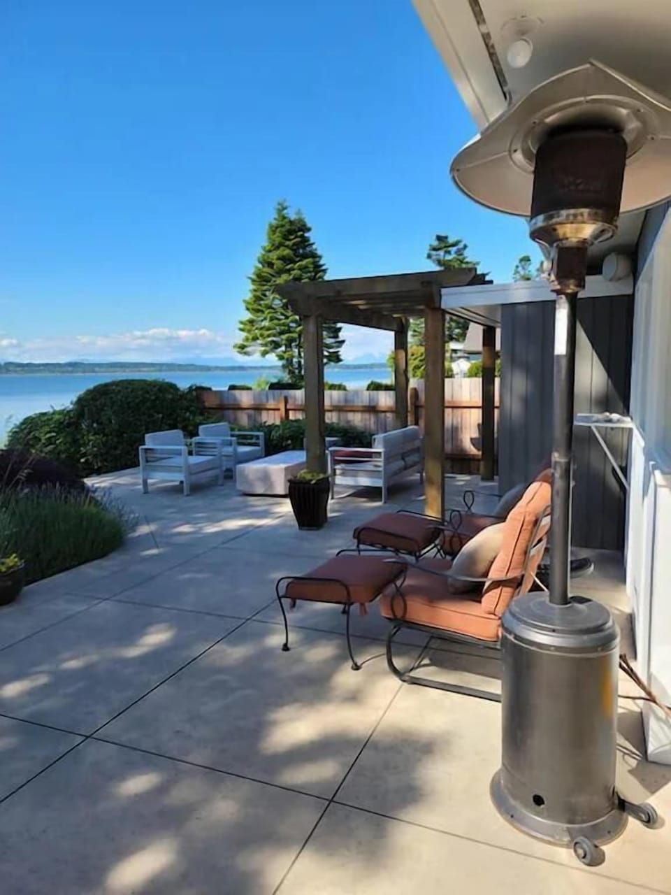 Comfy chairs to relax and look at the water. 