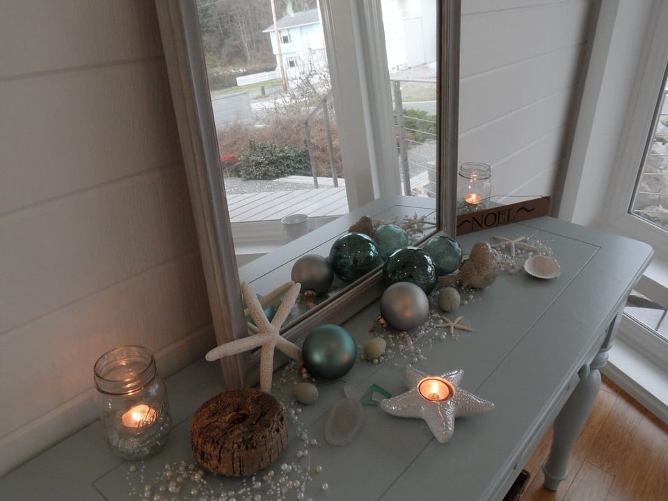 Opening the door to the foyer gives the first hint of the delightful beach decor
