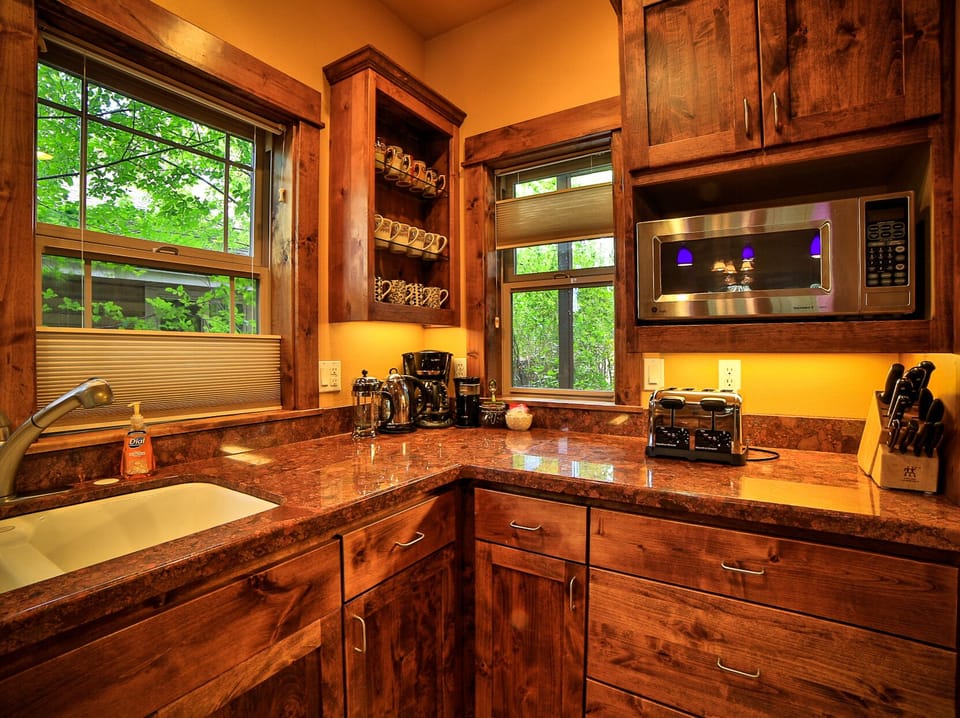 Coffee & tea nook, sharp knives, the kitchen is stocked with all the essentials