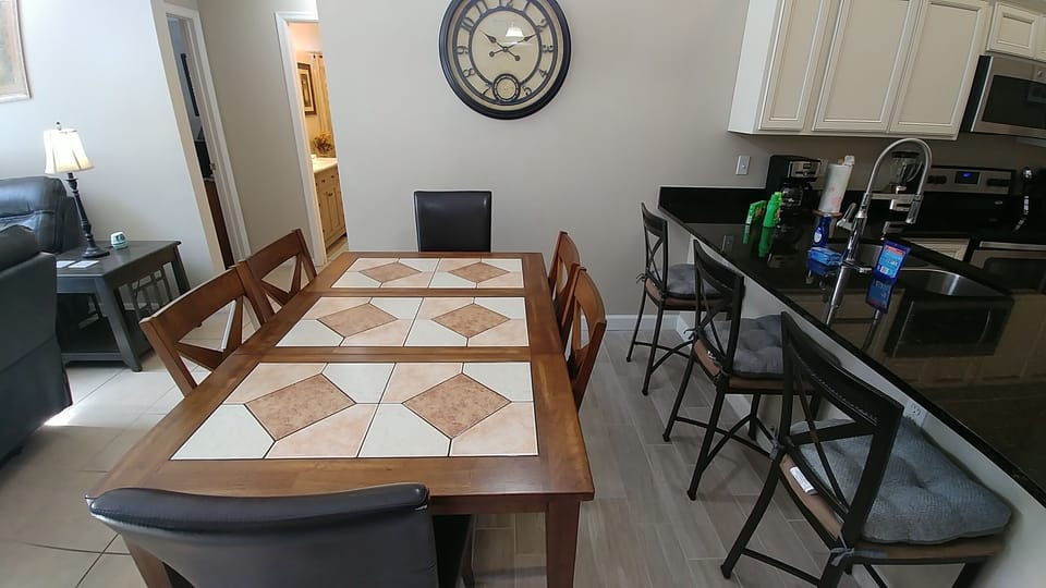 Kitchen Sitting Area