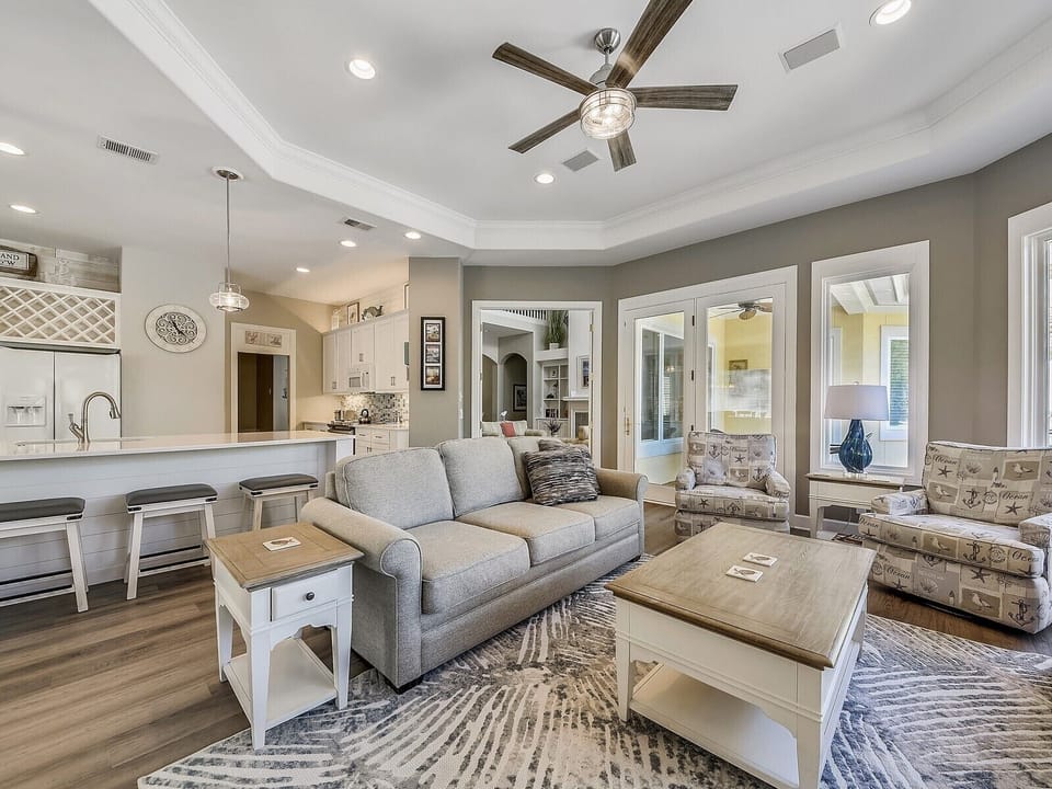 Spacious Carolina room adjoins the kitchen w/65" flat screen.
