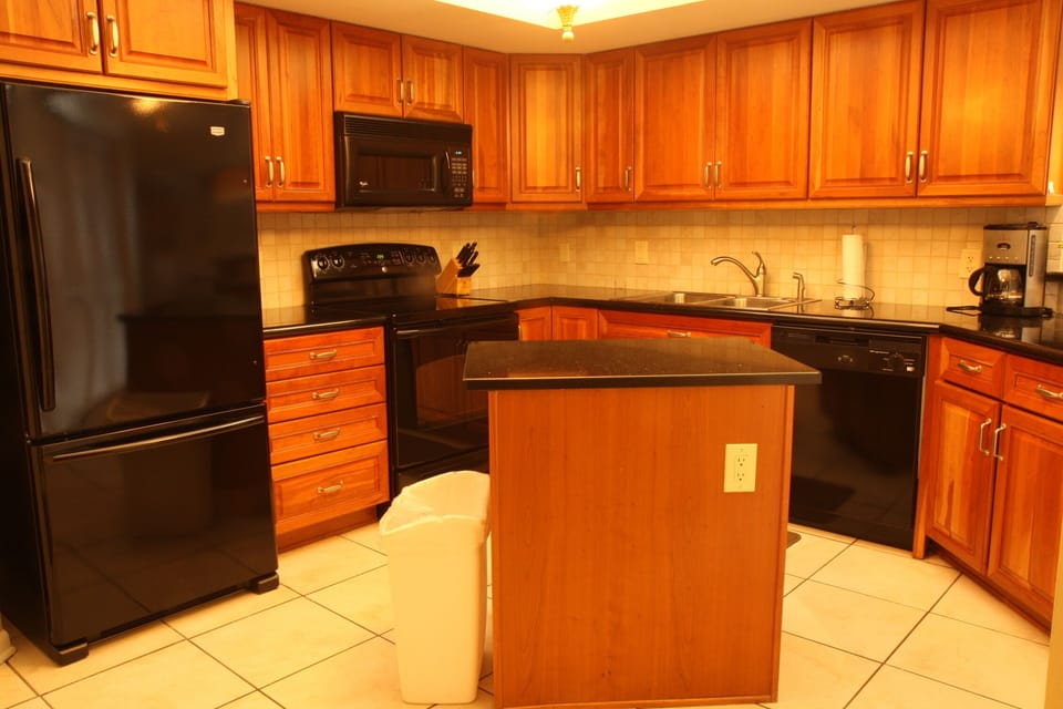 Updated Kitchen. Granite. Ice maker. New Appliances.