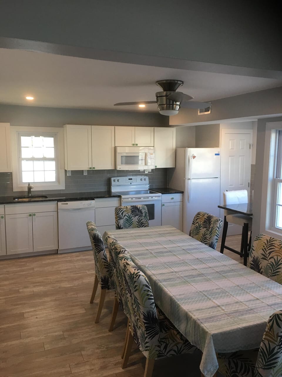 Kitchen (Remodeled 2018) Seats 8