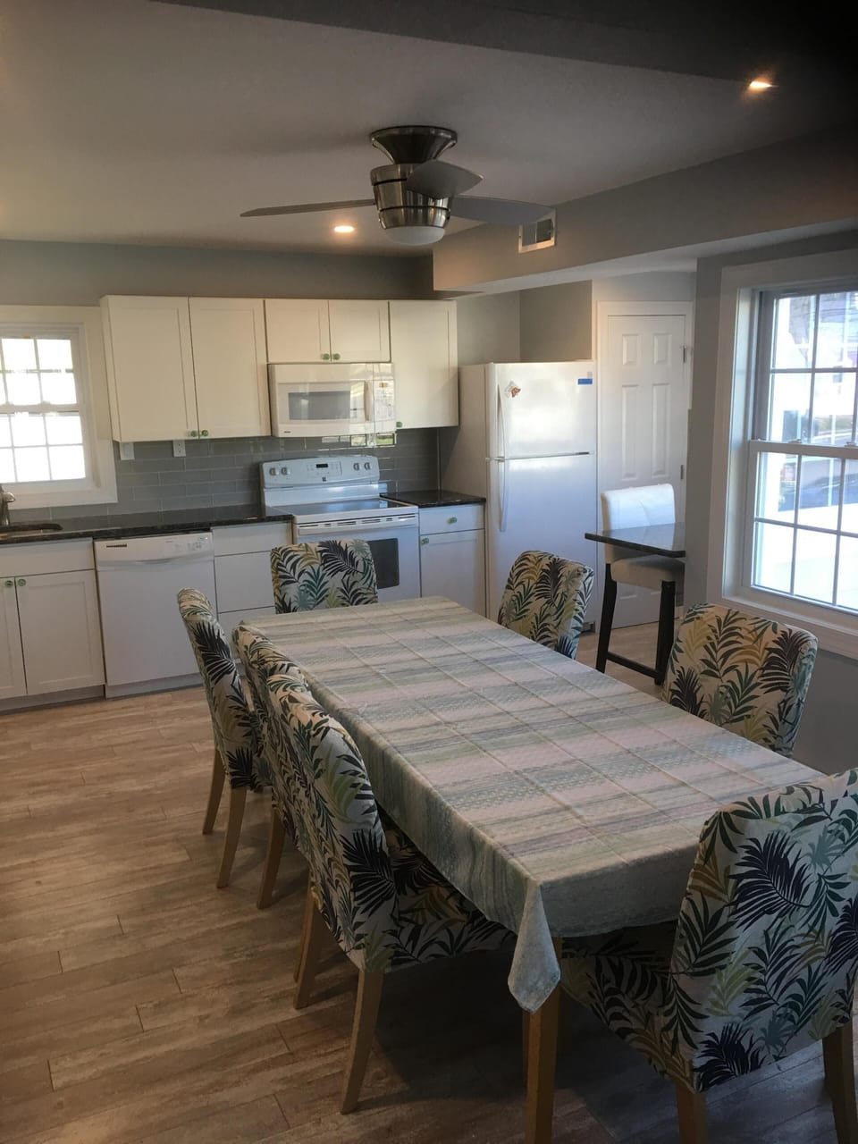 Kitchen (Remodeled 2018) Seats 8