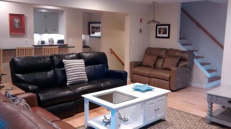 Downstairs Living Area/Breakfast Bar Kitchen #2