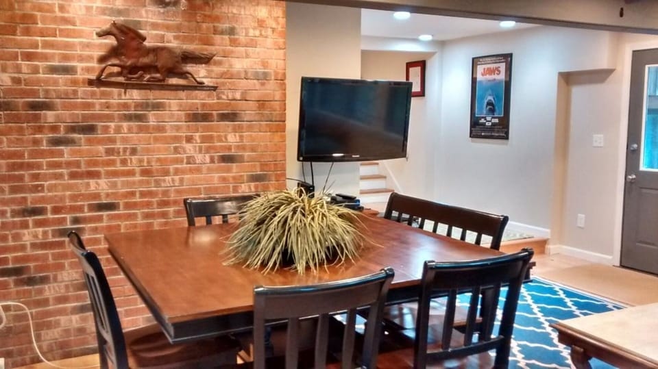 Sunporch off lower level living area - Pub/breakfast table w/TV