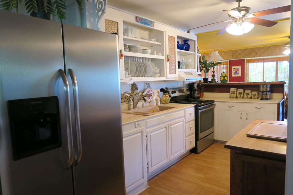 KITCHEN WITH LOTS OF SPACE OPENS TO LIVING ROOM. 