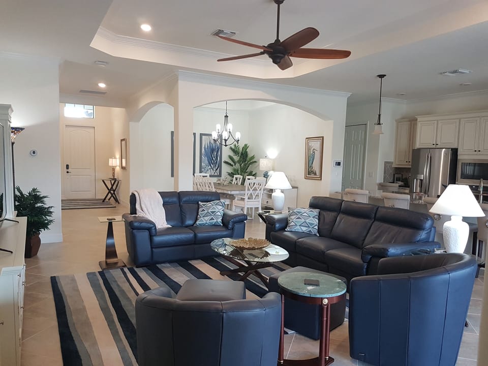 Living Room - Comfortable seating for 6