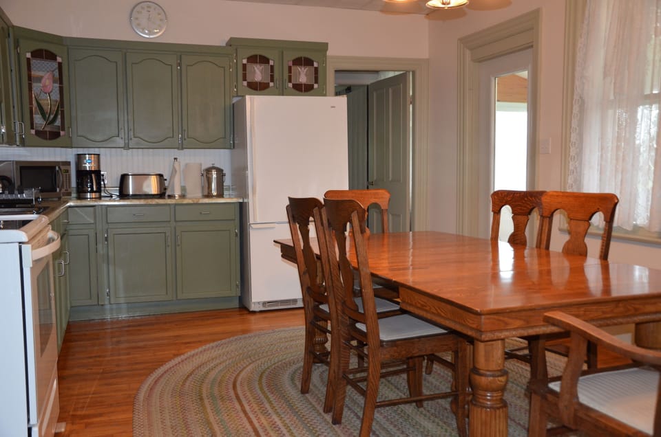 Large, well equiped eat-in farm kitchen. Can seat 8-10 easily.
