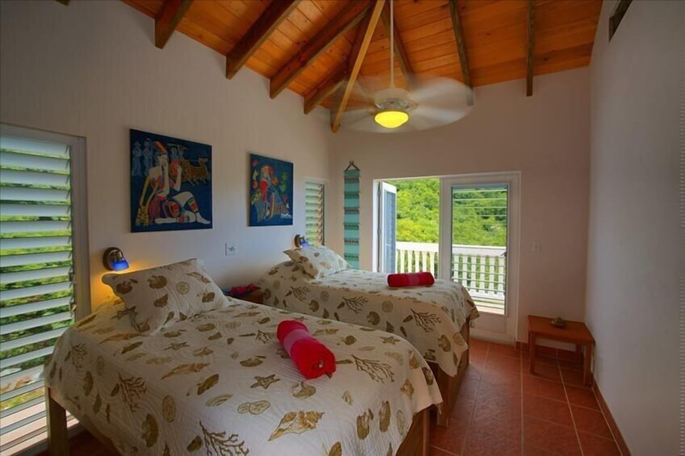 Bedroom with twins can be made into a third king.