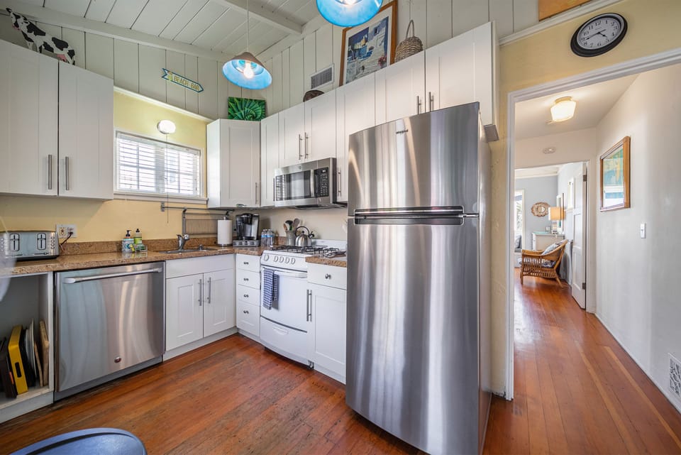 Nicely outfitted Kitchen makes eating in easy and fun