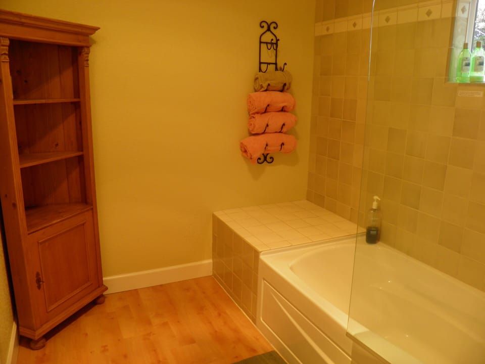 En Suite (King Bdrm) Bath, Shared with adjoining Queen Bedroom.