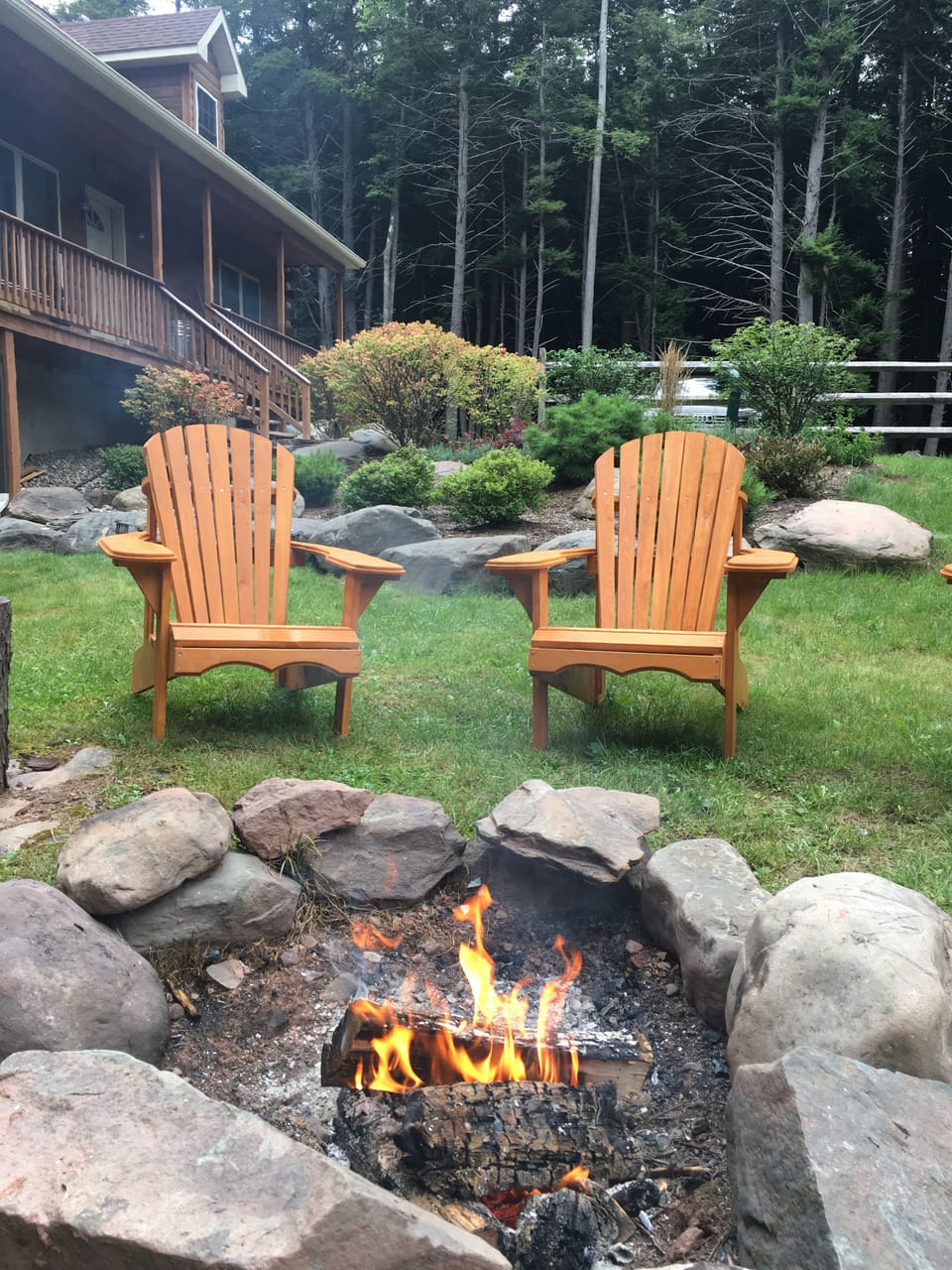 Outdoor fire pit (firewood provided!)