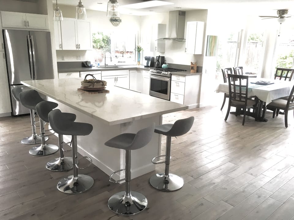 Kitchen island seats 6 and beautiful quartz countertop 