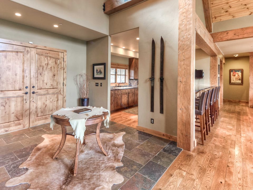 Big Sky, Robins Nest, Entry