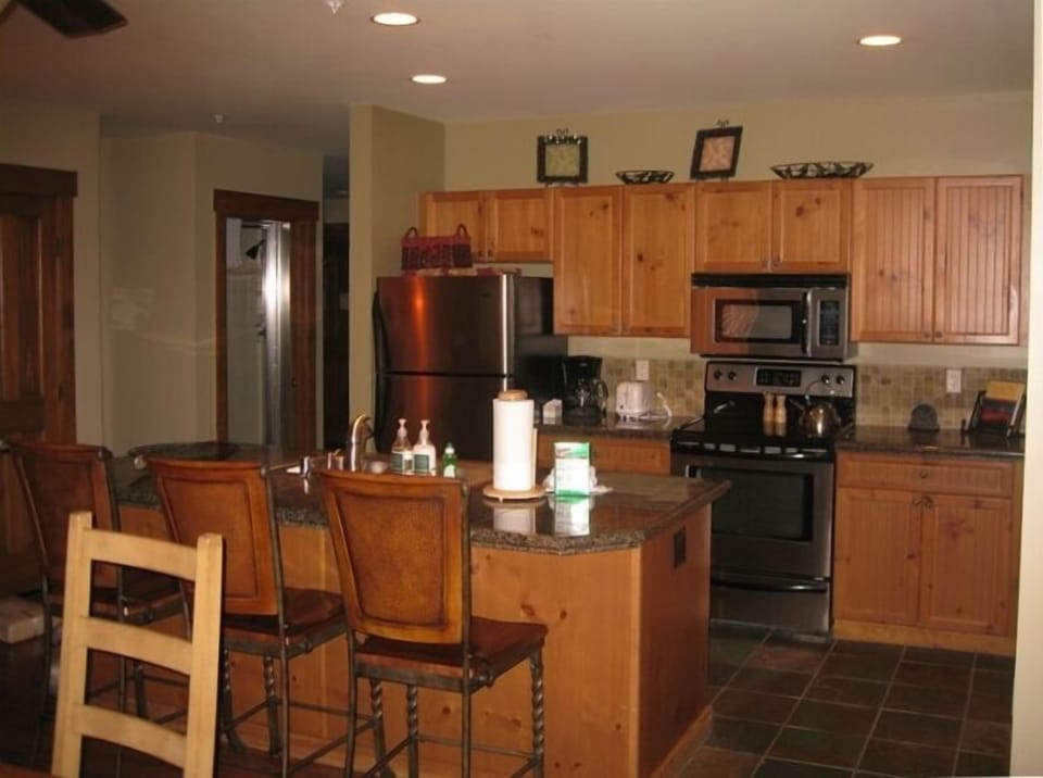 Kitchen: Appliances, Granite & Ceramic Tile, Fully Stocked and Bar seating for 3