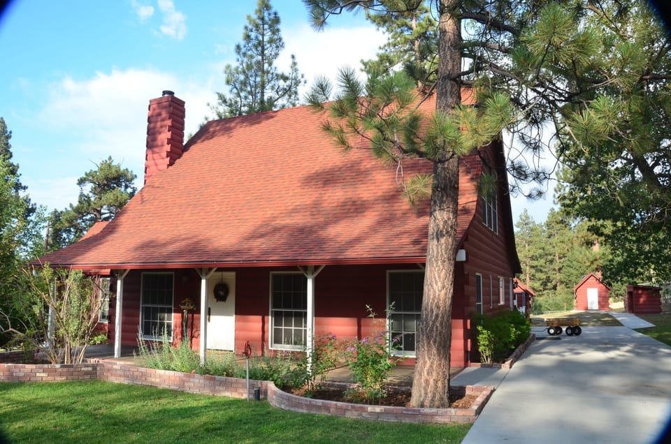1939 original farm house on 3 acres sleeps 20 in 3 houses 