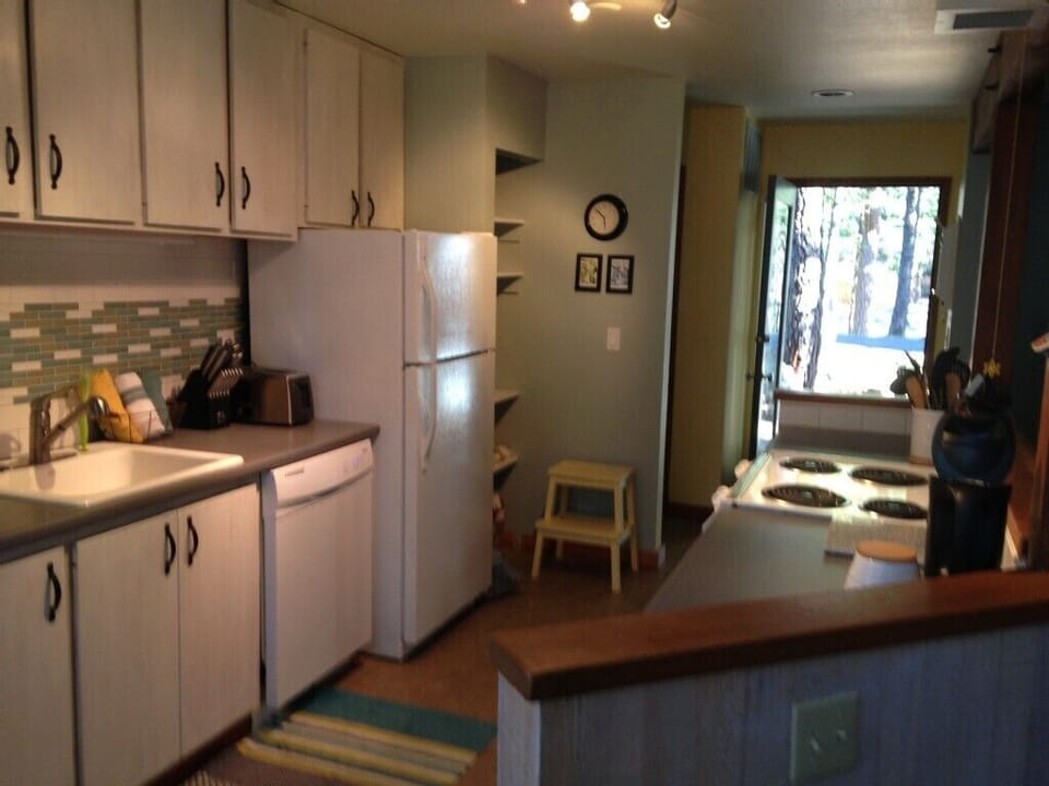 Roomy, modern kitchen
