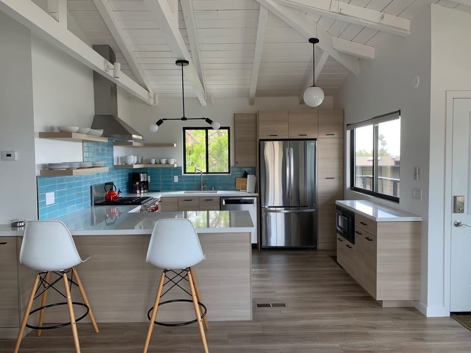 Dining counter and kitchen