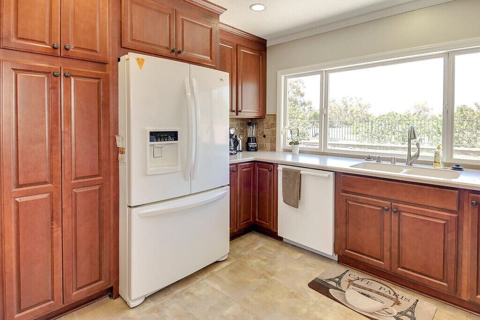 Fully equippedgourmet kitchen 