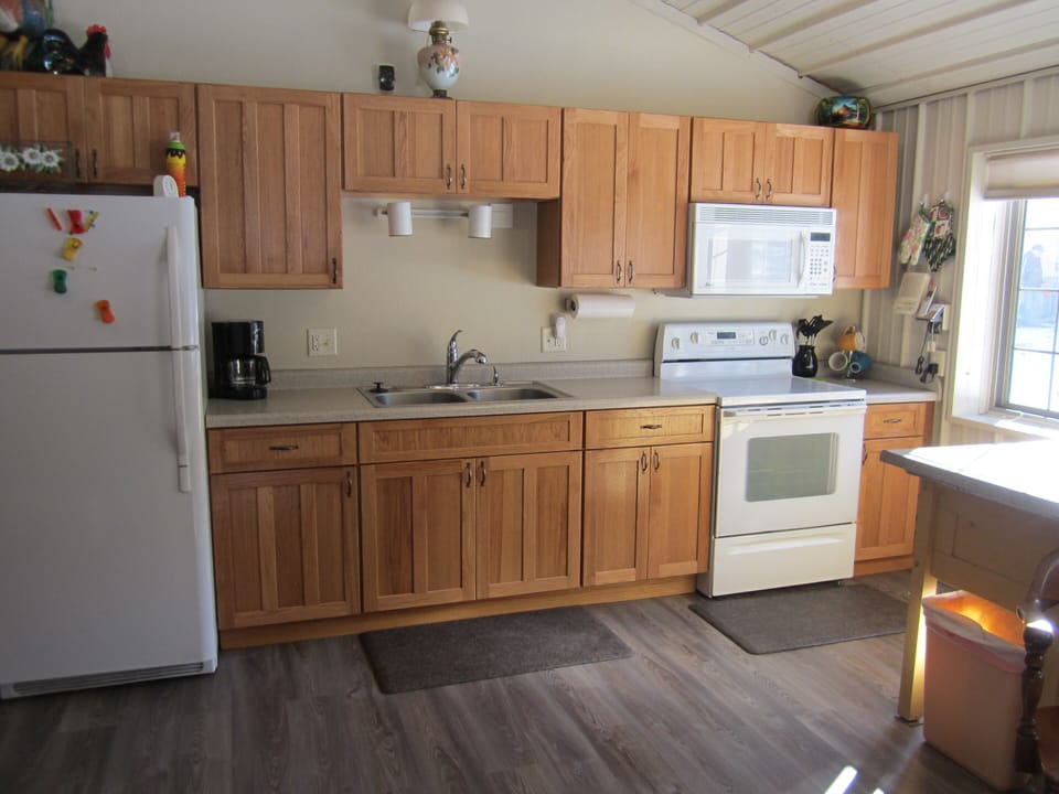KITCHEN WITH RANGE, MICROWAVE, REFRIGERATOR