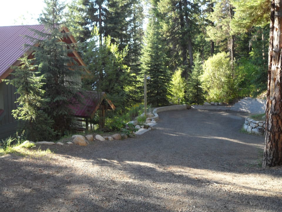 LAKESIDE entry to Frederick Lodge parking area
