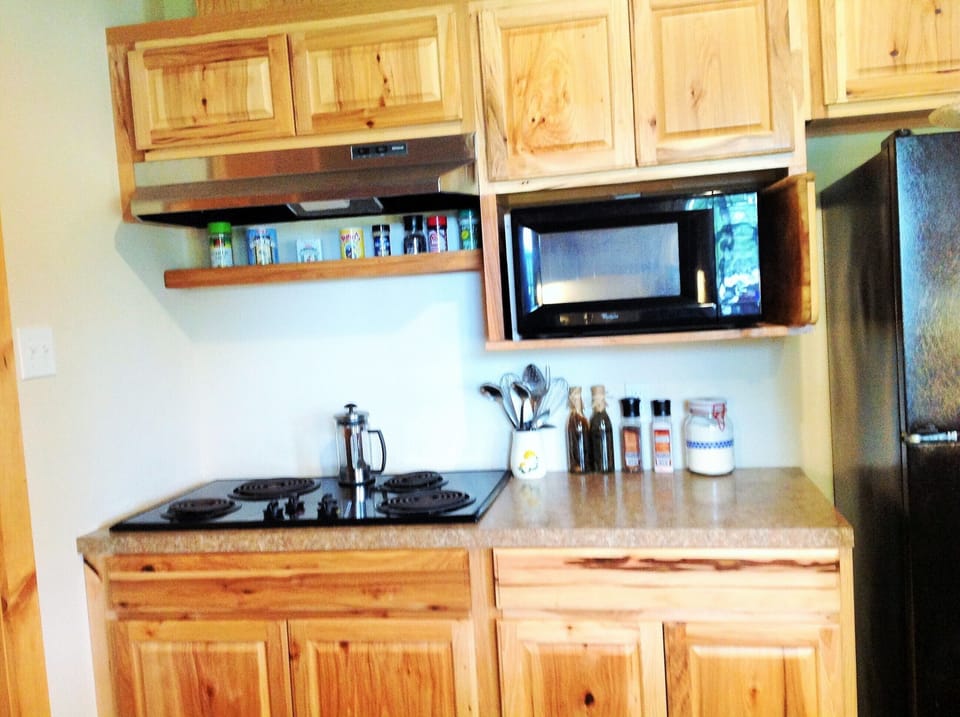Cooktop, microwave & refrigerator with icemaker