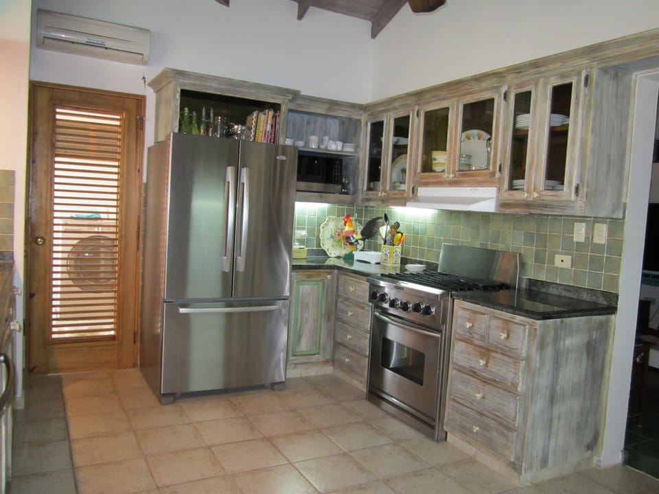 New double door refrig/freezer. Gas top stove/electric oven & Bosch dishwasher