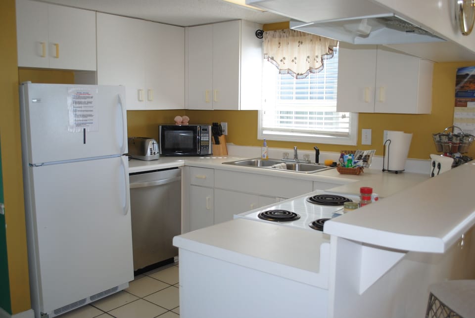 Fully equipped kitchen with dishwasher.