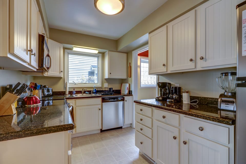 Cooks appreciate our fully stocked kitchen, with spices, olive oil, utensils.