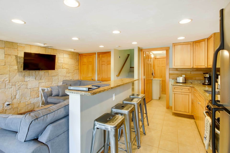 Living Room | Free WiFi | Central A/C & Heating | Smart TV