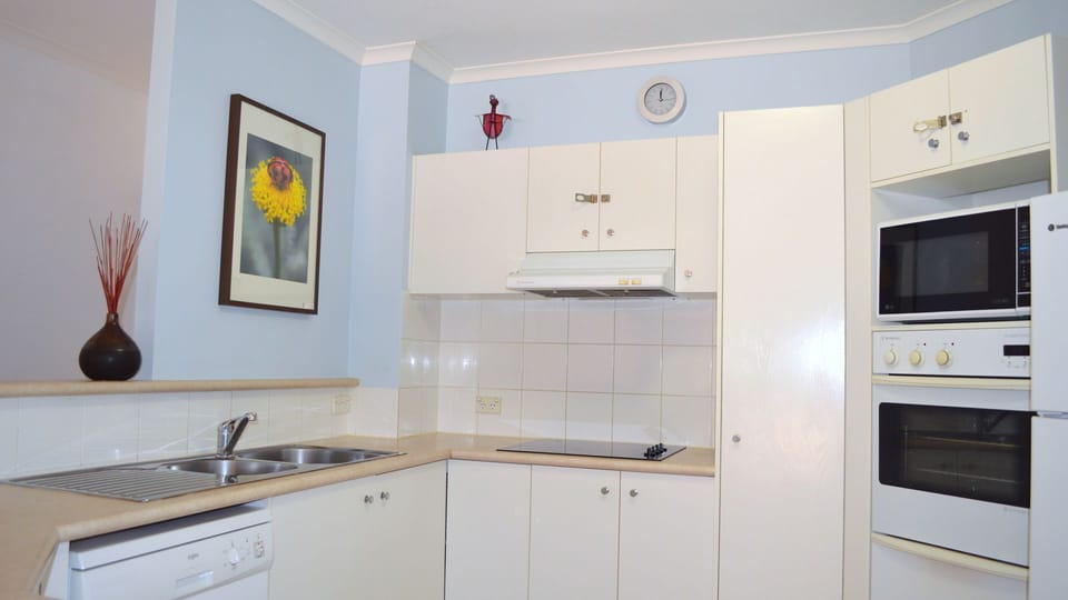 Kitchen, with fridge, ceramic cooktop, microwave, oven with grill, sink
