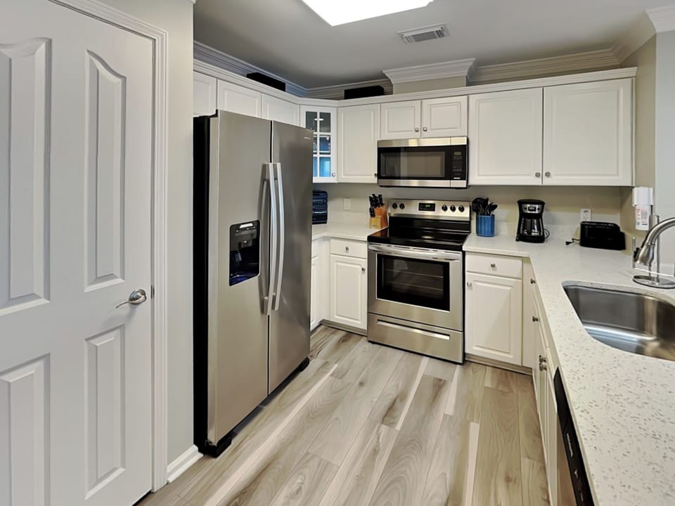 Full Kitchen w. Stainless Steel Appliances