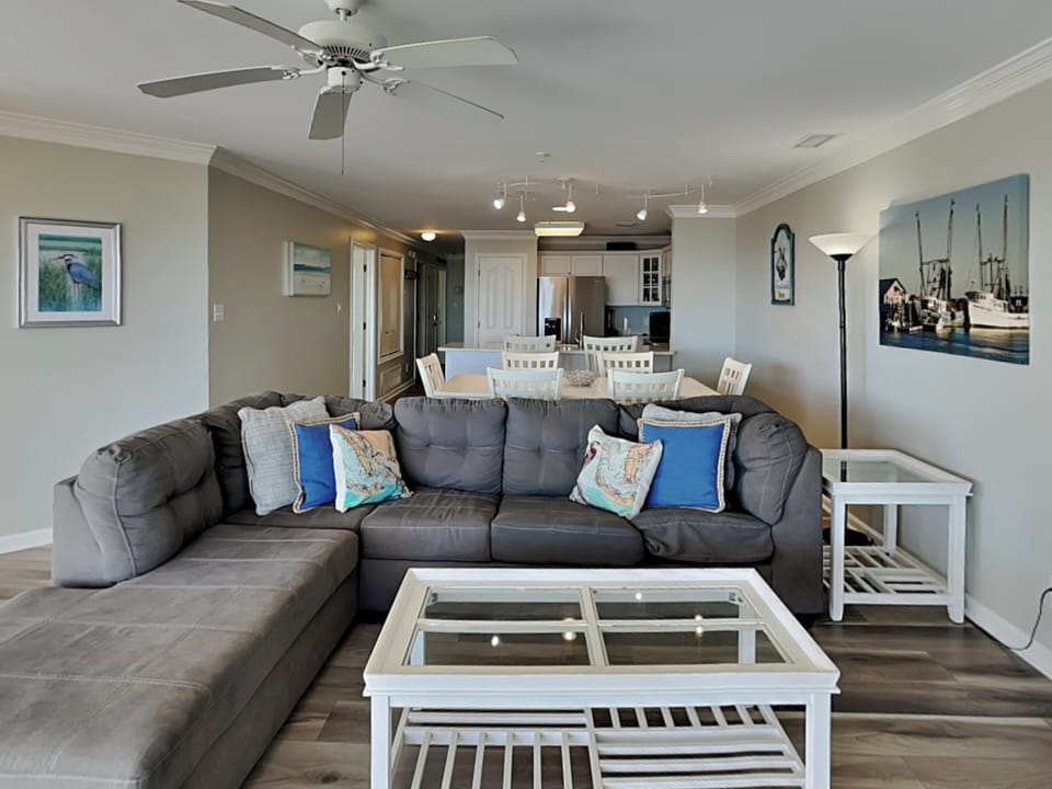 Living Room w. Queen Sleeper Sectional
