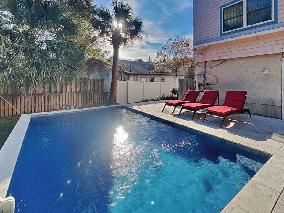 Welcome to Thirst N' Howl - Roof Top Ocean Views & Private Pool!