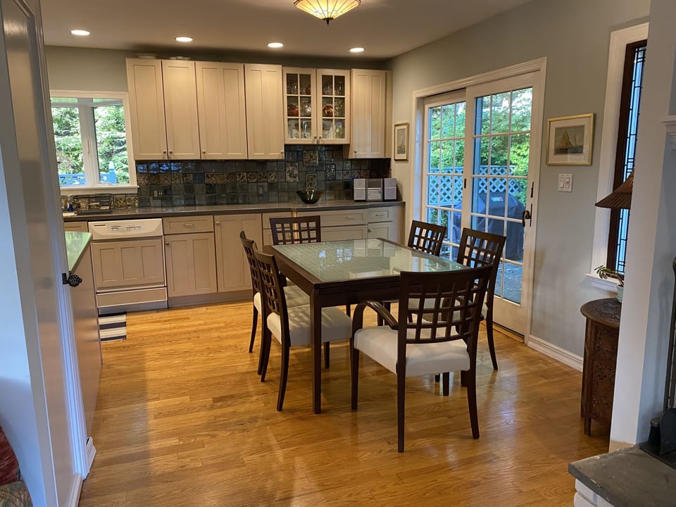 Kitchen/dining area.