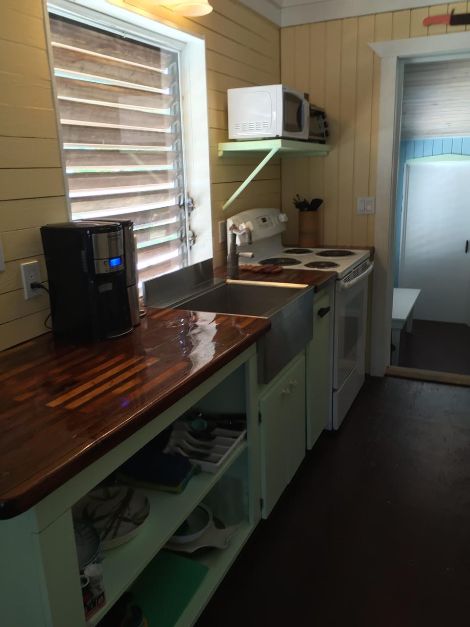 Full kitchen and utensils.