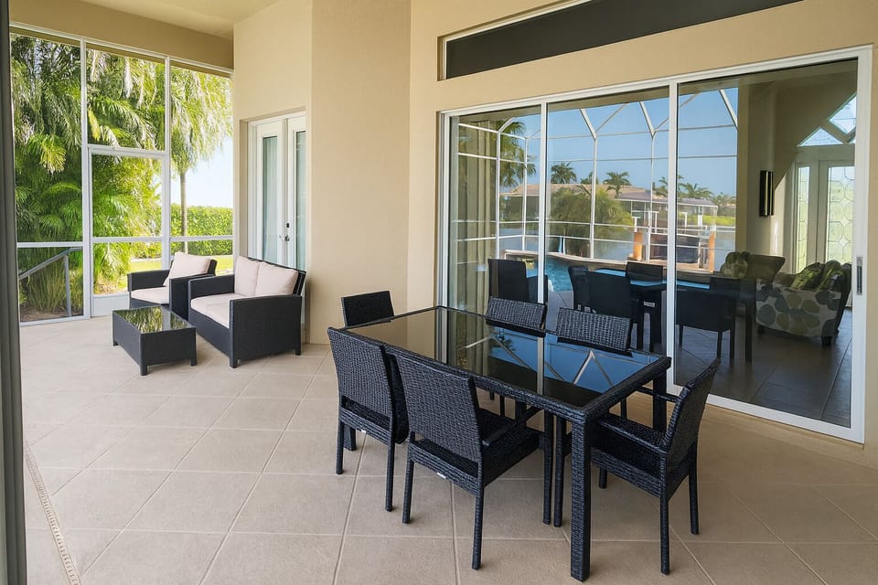 Covered outdoor dining on the lanai