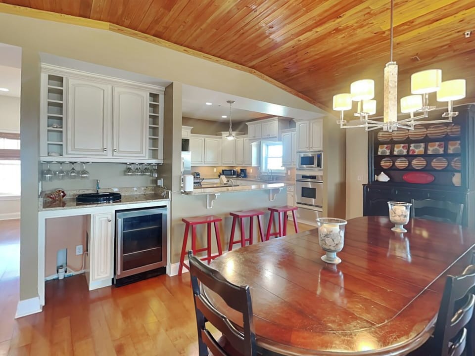 Dining Area & Wet Bar