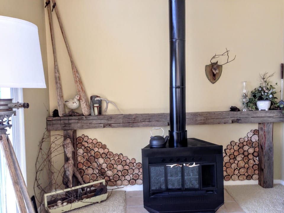 NON-functioning fireplace, for aesthetic purposes only.