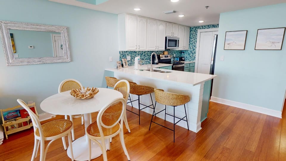 Dining Area w/ Table for 4 and Bar Counter Seating