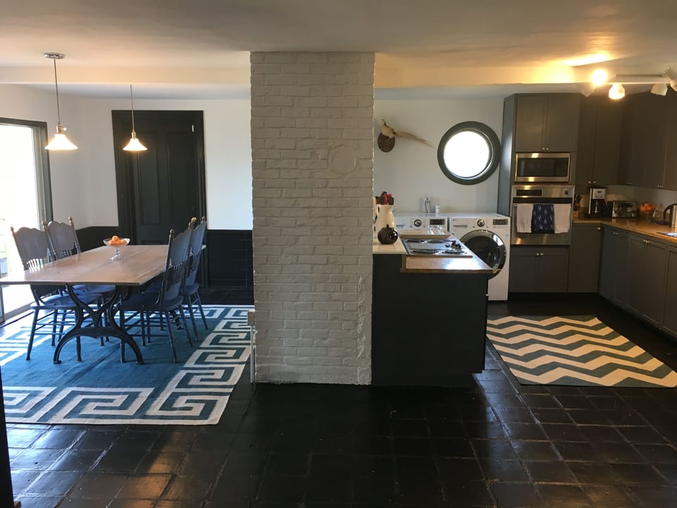 large eat-in kitchen