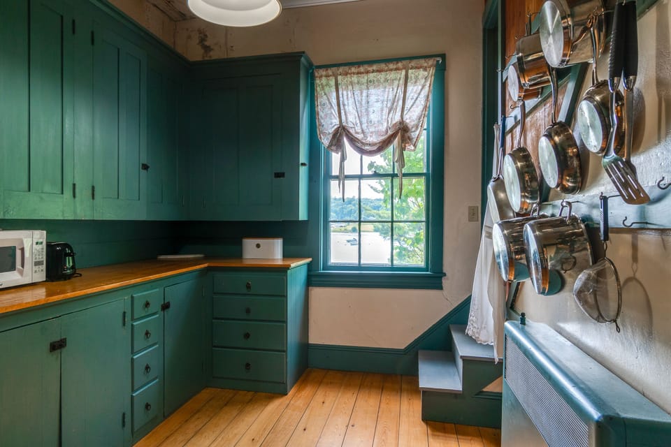 Kitchen/pantry