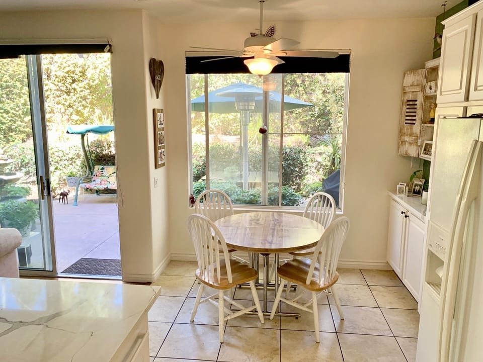 Kitchen table seats 4, opens up to seat 8