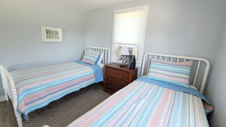 Bedroom with two twins