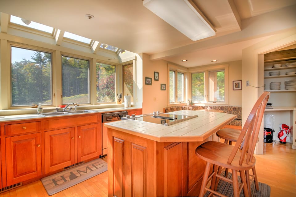 Kitchen has great appliances and is stocked with cookware!