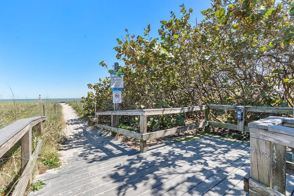 The path to the beach......