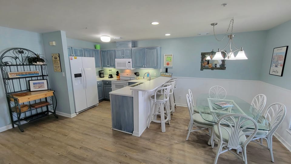 Kitchen & Dining