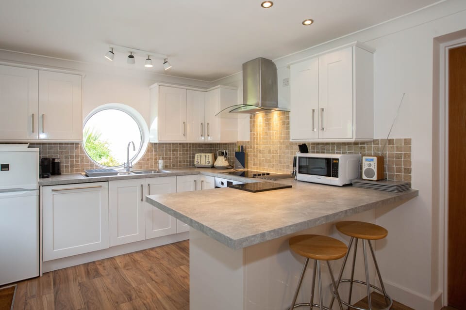 The well-equipped kitchen with integrated appliances