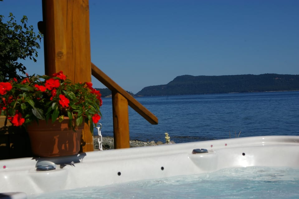 OCEAN FRONT  8 person HOT TUB W/ waterfall and music